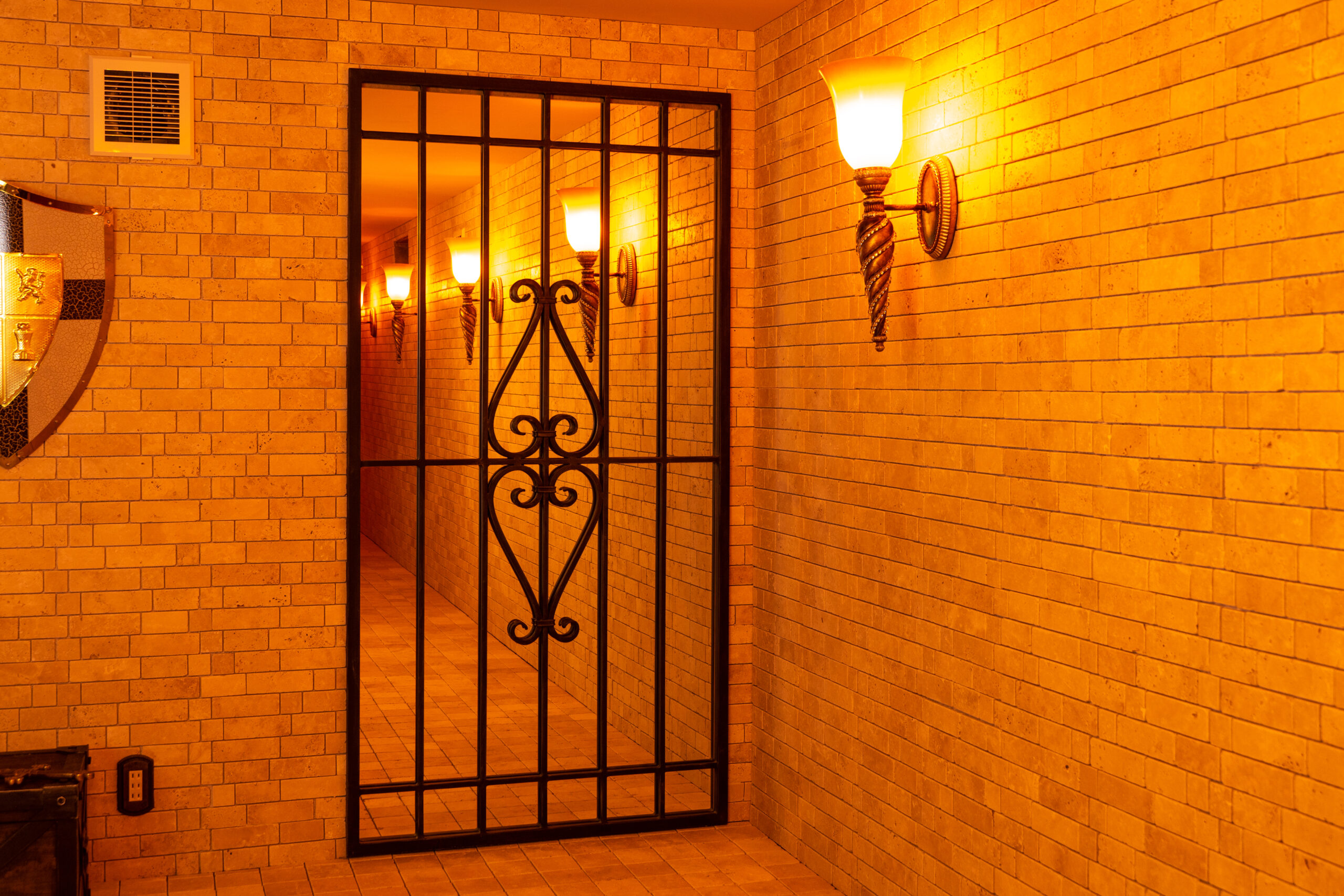 地下牢へ続くような下村敦史邸インテリアパネル