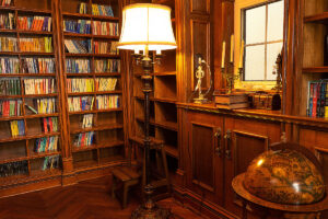 『見取り図の間取り図ミステリー』に登場｜ロートアイアンスクリーンパネル・輸入照明の採用事例（京都）