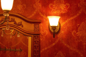 アンティークな雰囲気の下村敦史邸ウォールライト