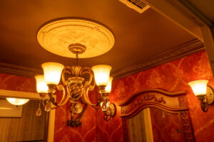 下村敦史邸アンティークデザインの豪華なシャンデリアライトとメダリオン