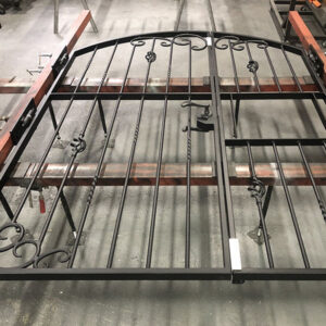 ロートアイアン製両開き門扉ゲート（郵便ポスト付き）｜クラシック装飾×高級仕上げ