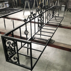 ロートアイアン製窓花台｜クラシック装飾×ブラック半艶仕上げ