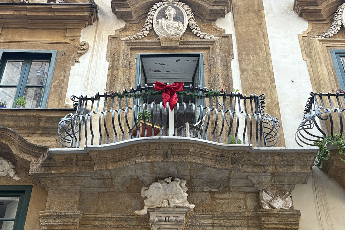 ロートアイアンで彩るクリスマスの装飾イメージ