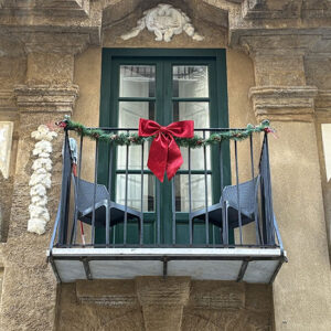 ロートアイアンで彩るクリスマスの装飾イメージ