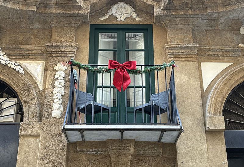 ロートアイアンで彩るクリスマスの装飾イメージ