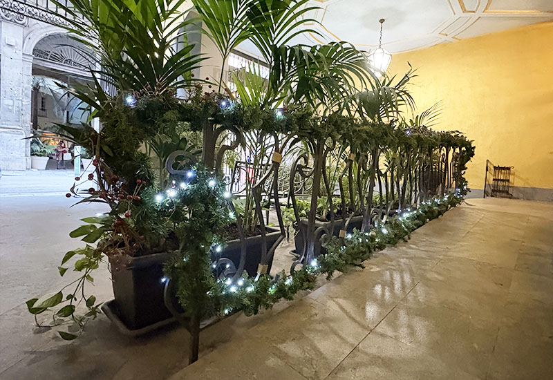 ロートアイアンで彩るクリスマスの装飾イメージ