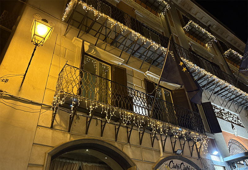 ロートアイアンで彩るクリスマスの装飾イメージ