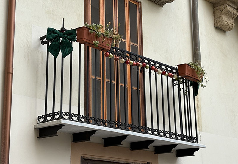 ロートアイアンで彩るクリスマスの装飾イメージ