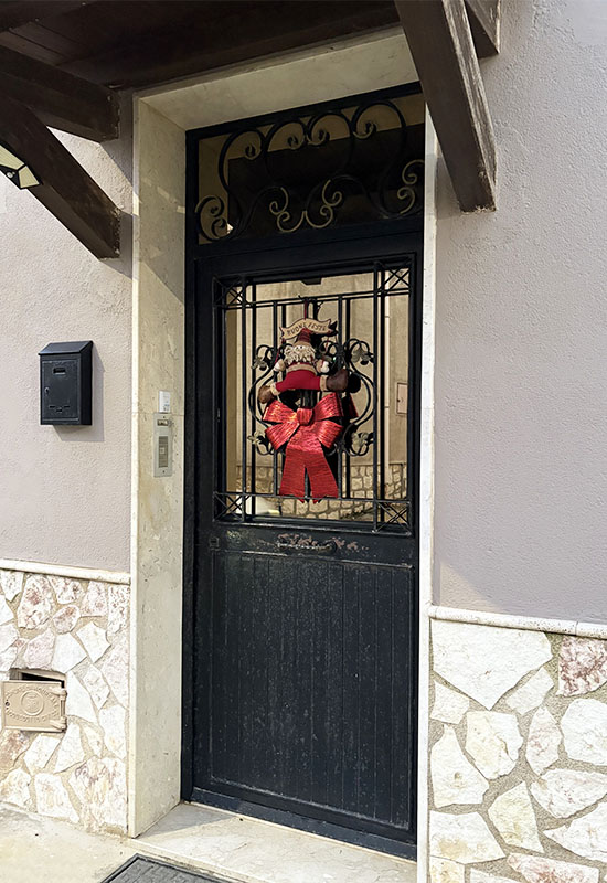 ロートアイアンで彩るクリスマスの装飾イメージ