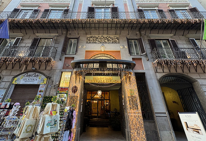 ロートアイアンで彩るクリスマスの装飾イメージ