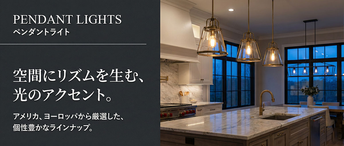 キッチンカウンターに並ぶ3つの真鍮フレームペンダントライト。夜のモダンなキッチンデザイン